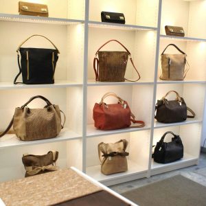 Boutique artisanale du Bairro alto proposant des objets en liège, des sacs des souvenirs en liège à Lisbonne