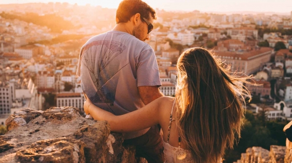 couple à Lisbonne en été