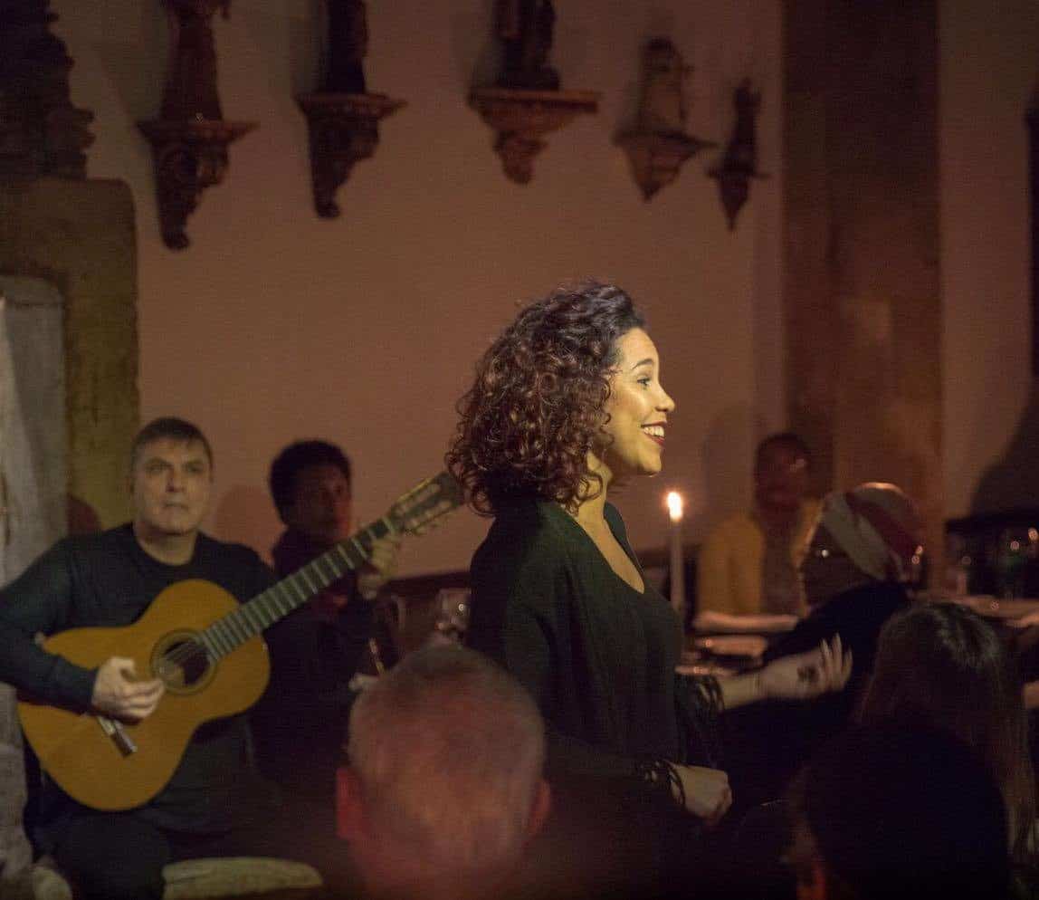 Très belle fadiste dans un restaurant fado à Alfama pour la meilleure soiree fado de Lisbonne