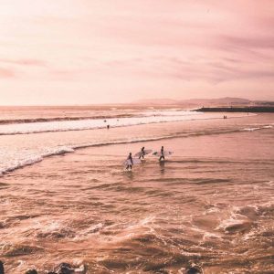 Surfer pendant un cours de surf pour débutant ou confirmé à Lisbonne sur les plages de Carcavelos ou de Caparica