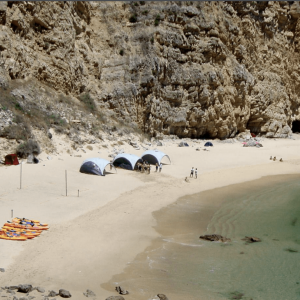 Journée evenement sur une plage isolée de Lisbonne avec activités nautiques, fun, buffet salade