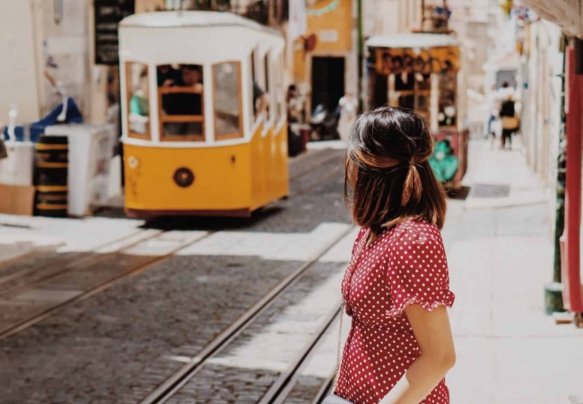 Jeune étudiante erasmus explorant les ruelles insolites du bairro alto et de bica