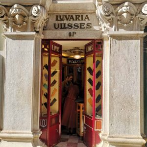 Magasin historique Ulisses situé à Lisbonne dans le quartier du Chiado et proposant des gants élégants en cuir fabriqués au Portugal