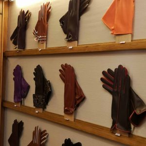 Magasin historique Ulisses situé à Lisbonne dans le quartier du Chiado et proposant des gants élégants en cuir fabriqués au Portugal