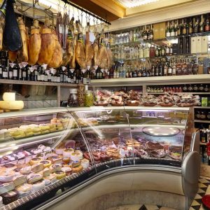 Epicerie fine historique située près de Rossio Lisbonne et proposant du fromage, de la charcuterie, de la pata negra, des sardines portugaises