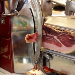 Epicerie fine historique située près de Rossio Lisbonne et proposant du fromage, de la charcuterie, de la pata negra, des sardines portugaises
