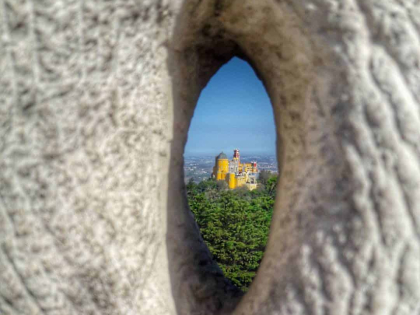 palais de la pena, palais celebre de sintra vu depuis les hauteurs du massif forestier