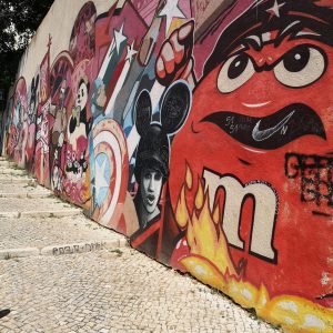 Street art à Graça de Pariz One et Mr. Dheo rendant hommage à la révolution des oeillets