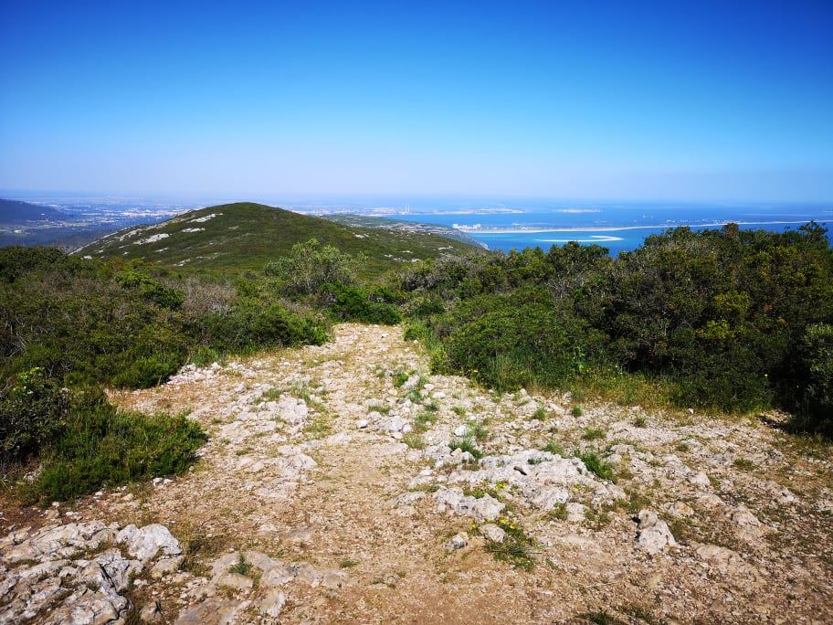 Randonnée à Lisbonne sur la serra da arrabida en haut du sommet avec vue sur l'ocean