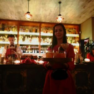 Red Frog Speakeasy est le plus célèbre bar à cocktail de Lisbonne avec son ambiance de la prohibition et ses cocktails étonnants