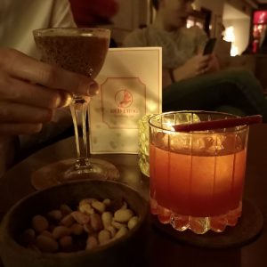 Red Frog Speakeasy est le plus célèbre bar à cocktail de Lisbonne avec son ambiance de la prohibition et ses cocktails étonnants
