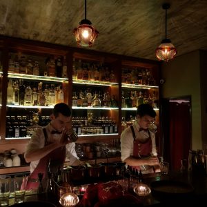 Red Frog Speakeasy est le plus célèbre bar à cocktail de Lisbonne avec son ambiance de la prohibition et ses cocktails étonnants
