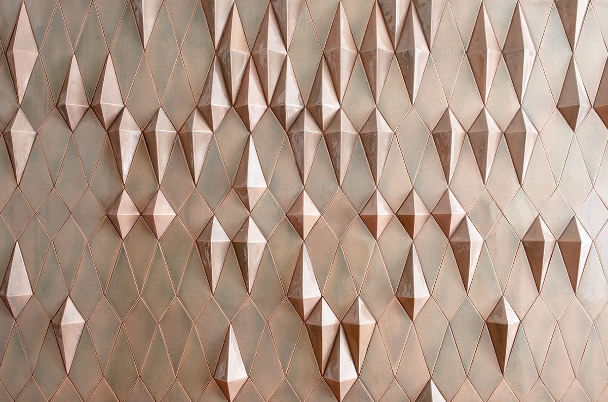 Panneaux d'azulejos d'intérieur avec des pièces en 3 dimensions. Très à la mode au XXIe siècle