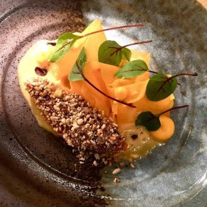 Plat gastronomique d'un restaurant étoilé situé dans le centre ville de Lisbonne avec vins naturels