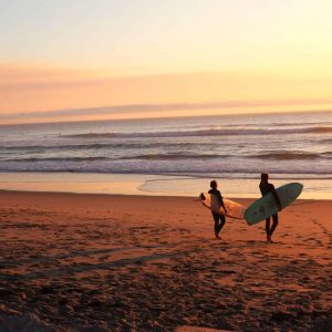 plage de surf de reve à lisbonne pour prendre des cours de surf ou opter une location de surf dans les meilleurs spots