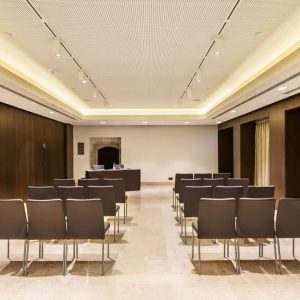 Salle de réunion toute équipée pendant votre séminaire pro à Lisbonne.