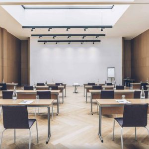 Grande salle de réunion toute équipée pendant votre séminaire pro à Lisbonne.
