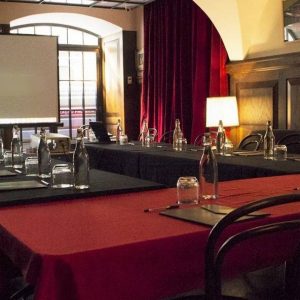 Salle de réunion avec tout l'équipement inclus pendant votre séminaire pro à Lisbonne.