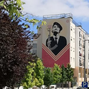 Street art à Graça de Shepard Fairey, artiste américain, rendant hommage à la révolution du 25 avril 1974.