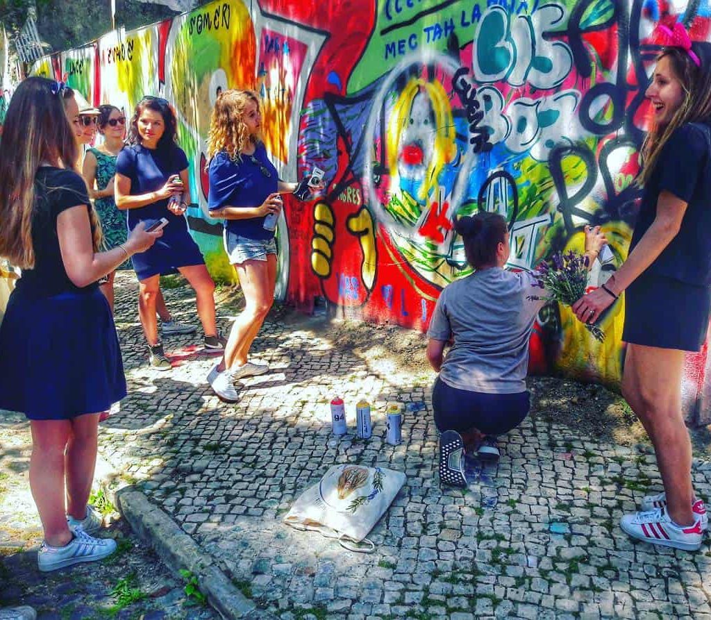Visite guidée de Lisbonne avec street art pendant un EVG EVJF festif