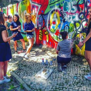 Visite guidée de Lisbonne avec street art pendant un EVG EVJF festif