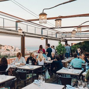 Rooftop The insolito situé près du miradouro Sao Pedro de Alcantara. Un bar branché et bien fréquenté à Lisbonne