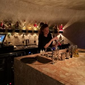 Toca da Raposa est un bar à cocktail situé dans le quartier du Chiado et qui offre une carte de cocktails uniques