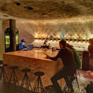 Toca da Raposa est un bar à cocktail situé dans le quartier du Chiado et qui offre une carte de cocktails uniques