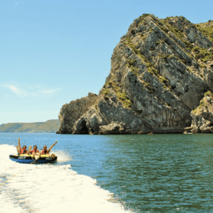 Du fun à Lisbonne avec une sortie en tube nautique entre amis, collégues lors d'un EVJF EVG ou un team building d'entreprise