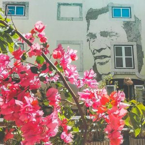 Vhils est un artiste portugais de Lisbonne célèbre pour ses oeuvres creusées dans les murs