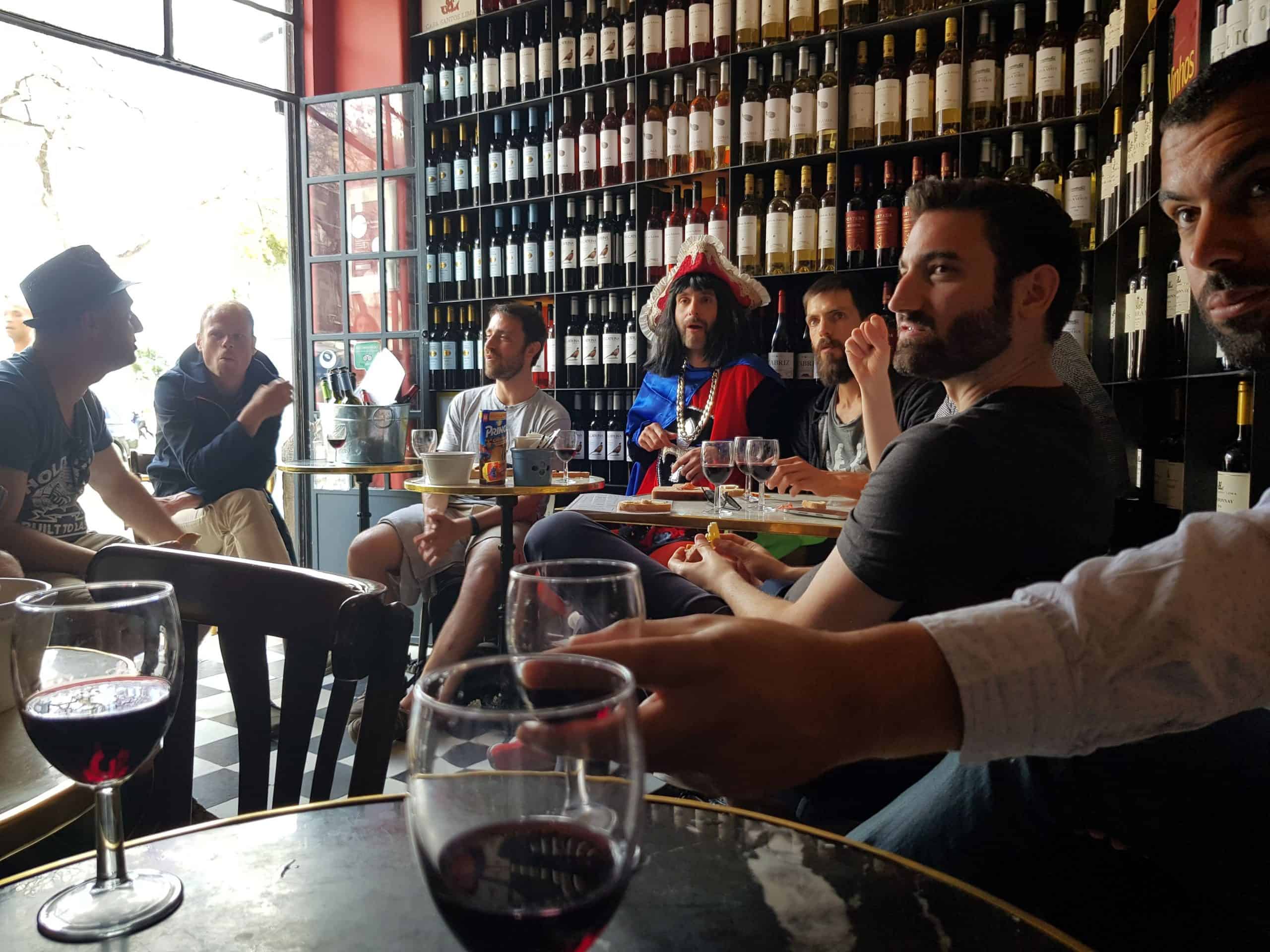 Dégustation des vins de Lisbonne pendant un EVG arrosé lors d'une visite guidée en français par monlisbonne.com