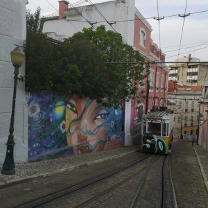 Street art d'Utopia dans le quartier du Bairro Alto à Lisbonne