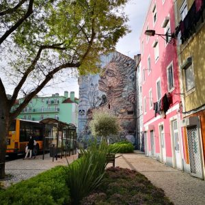 Street art de Violant dans le quartier de Sant'ana à Lisbonne