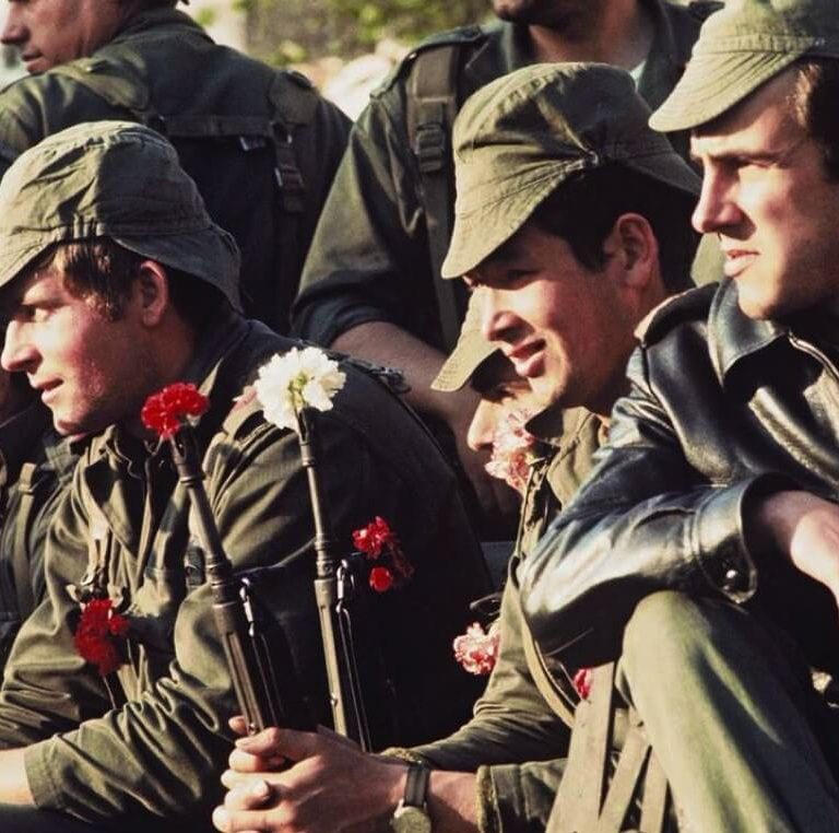militaires portugais, la fleur au fusil lors de la revolution des oeillets le 25 avril 1974