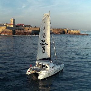 Profitez d'une croisière sur le Tage avec un catamaran confortable et stable pendant le coucher de soleil à Lisbonne