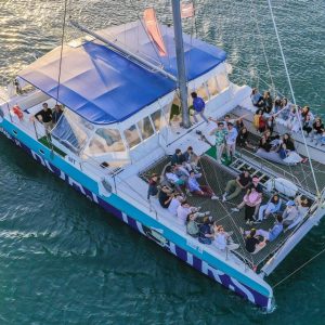 Venez faire la fête sur le Tage à bord d'un catamaran festif pour un evg ou evjf à Lisbonne pendant le coucher de soleil