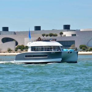 Une croisière sur un catamaran moteur ultra confortable sur le Tage à Lisbonne pour une balade romantique pendant le coucher de soleil ou lors d'un EVG / EVJF