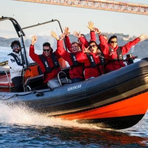 Le transfert ou une balade en Tage en speedboat promet des sensations fortes garanties pour les différents groupes à Lisbonne.