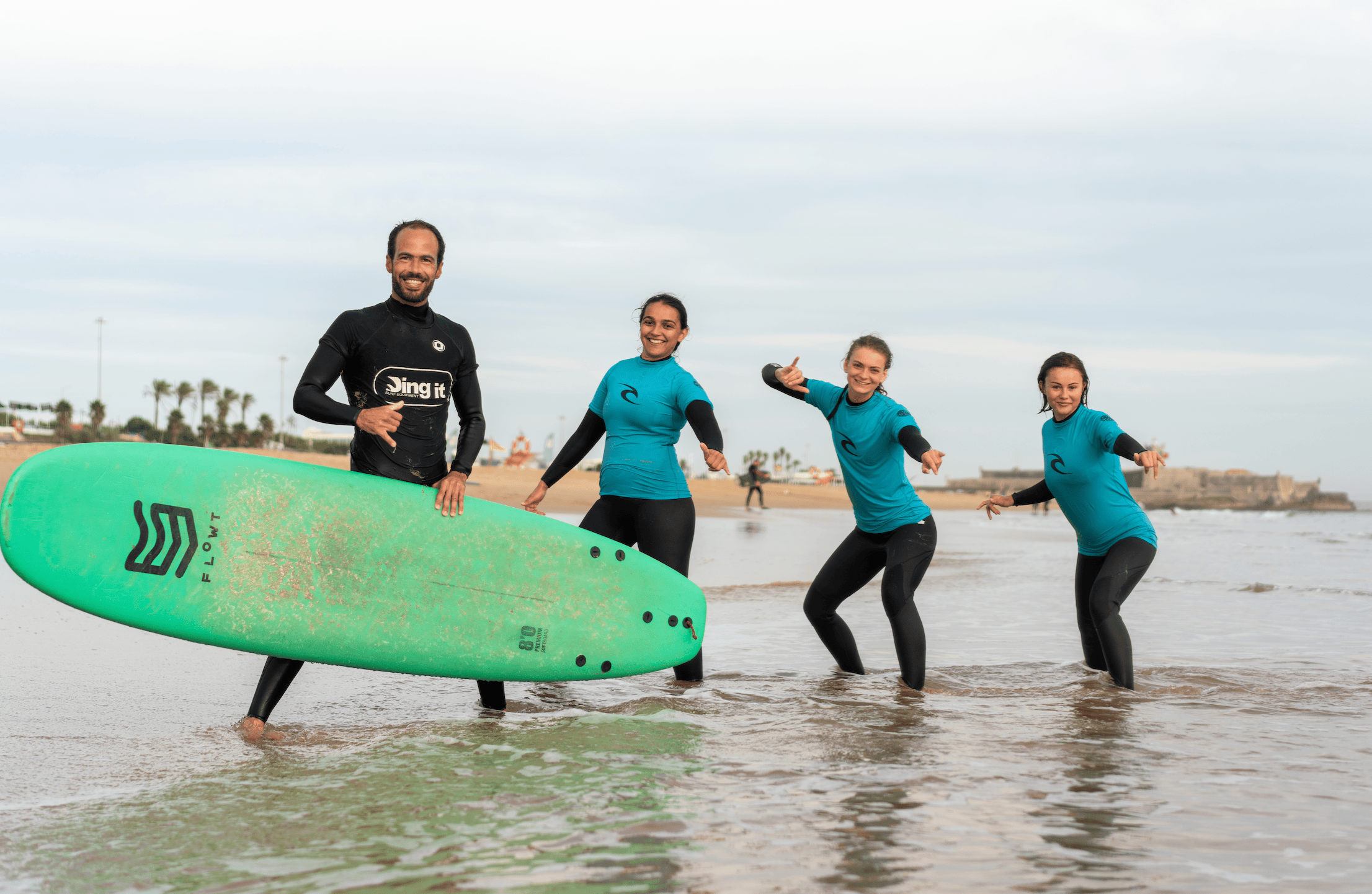 Reserver un cours prive de surf à lisbonne, sur caparica, carcavelos ou guincho avec un instructeur français