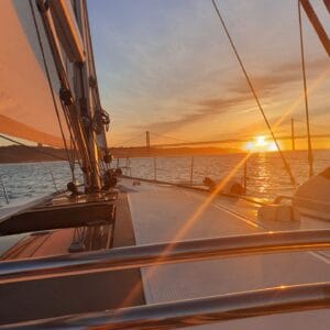 Faire du voilier est la meilleure manière de profiter du Tage pendant le coucher de soleil à lisbonne