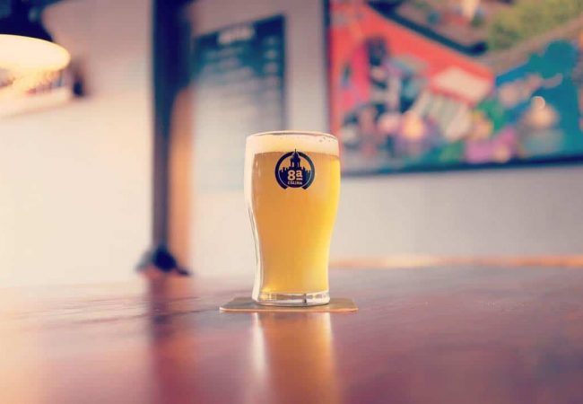 Brasserie portugaise 8a colina située à Graça à Lisbonne avec taproom près de Marques de Pombal