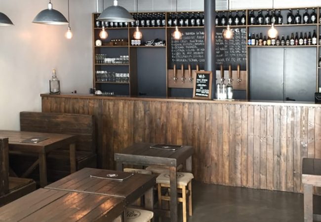 Intérieur de la brasserie Cerveja do Duque, située à Calçada do Duque dans le quartier du Chiado à Lisbonne