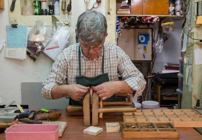 carlos-relieur-doreur-lisbonne-artisan