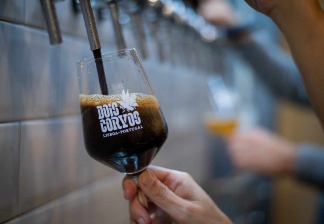 Brasserie dois corvos, la première brasserie artisanale de Lisbonne parfaite pour passer ses soirées entre potes erasmus