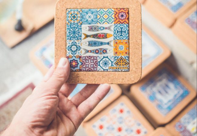 Les azulejos dans les magasins de souvenirs de Lisbonne sont faux .