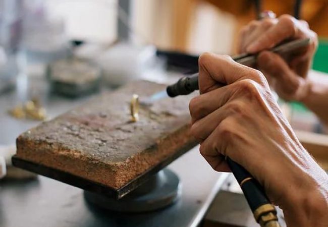 Valeire lachuer est une bijoutiere de talent à Lxfactory à lisbonne